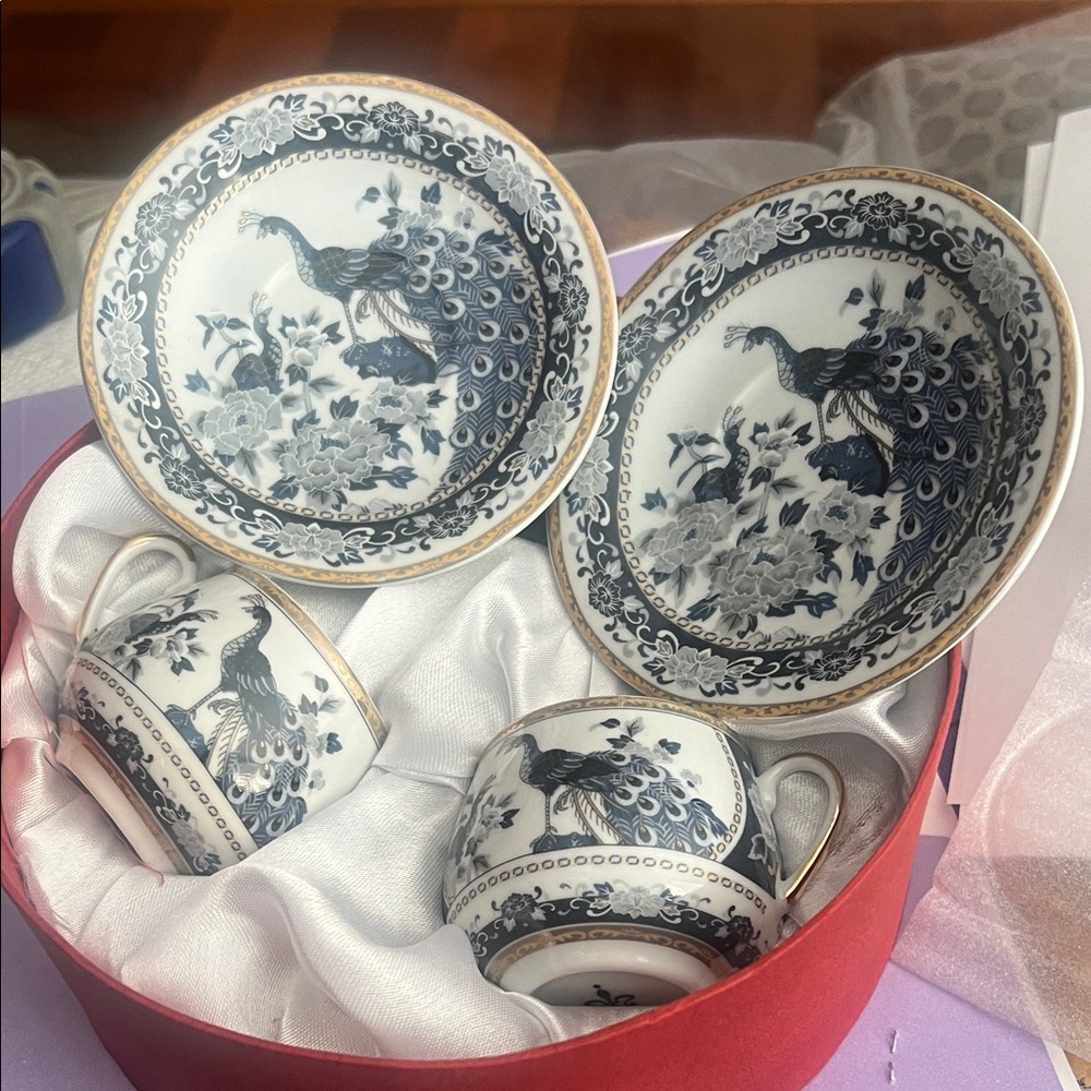 Royal Windsor fine Porcelain by Kosova. Two tea cups and saucers. Never used